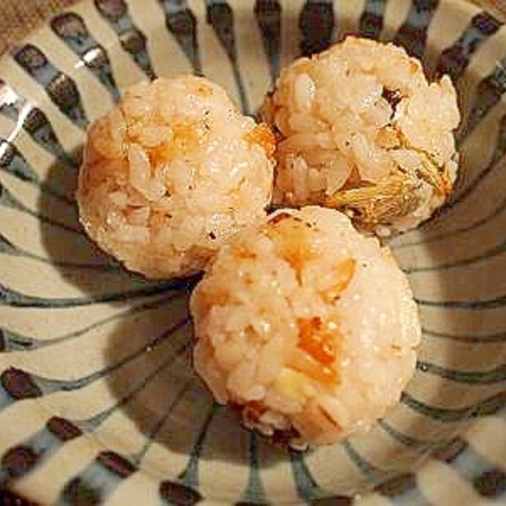 レンチンで 煮干しの頭とチーズで一口おにぎり レシピ 作り方 By ブ 子 楽天レシピ